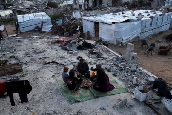 نمایی از یک خانواده فلسطینی در میان ویرانیهای بهجا مانده از درگیریها در نوار غزه، ۱۲ اسفند