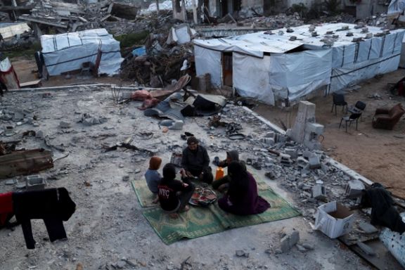 نمایی از یک خانواده فلسطینی در میان ویرانیهای بهجا مانده از درگیریها در نوار غزه، ۱۲ اسفند