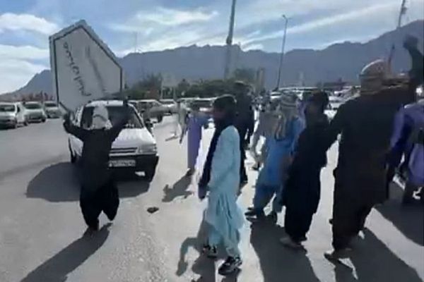 للأسبوع السابع على التوالي.. أهالي زاهدان في الشوارع يرددون هتاف "الموت لخامنئي"