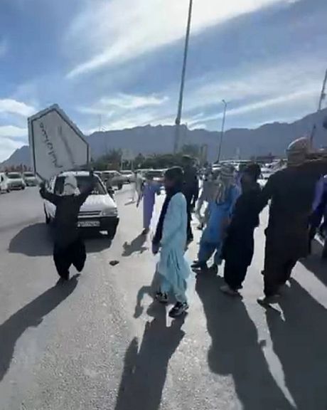 للأسبوع السابع على التوالي.. أهالي زاهدان في الشوارع يرددون هتاف "الموت لخامنئي"