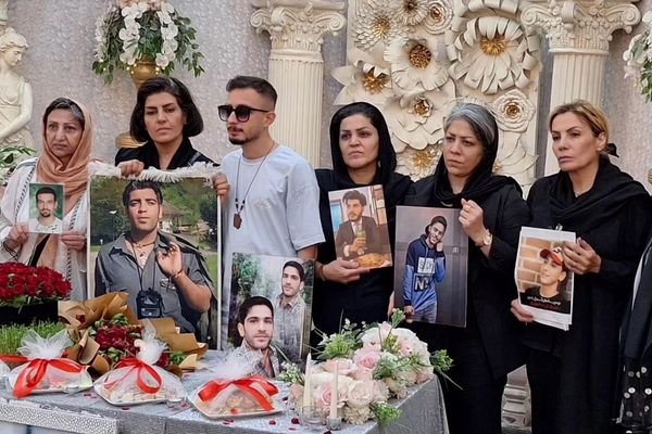 السلطات الإيرانية تمنع عائلات قتلى الاحتجاجات من إحياء ذكراهم.. والأهالي: ستدفعون الثمن