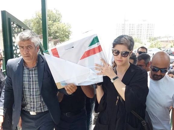 دختر احمدرضا احمدی، شاعر: به خاطر نداشتن حجاب در مراسم تشییع پیکر پدرم محکوم شدم