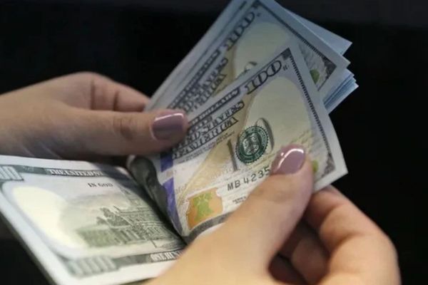 في أعلى سعر منذ قدوم "رئيسي".. سعر الدولار الأميركي في إيران يتجاوز 29 ألف تومان