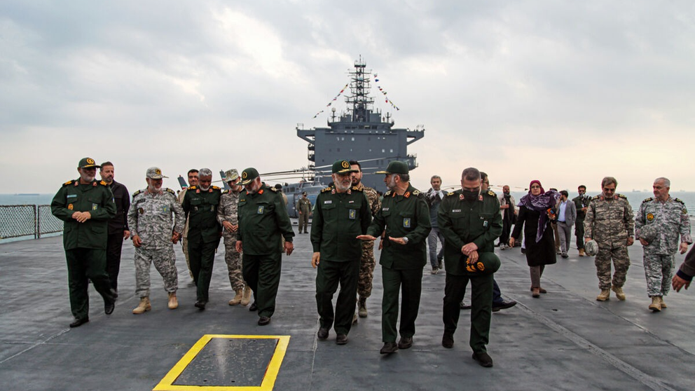 حضور فرماندهان ارشد سپاه پاسداران بر روی عرشه ناو پهپادبر، ۱۸ بهمن