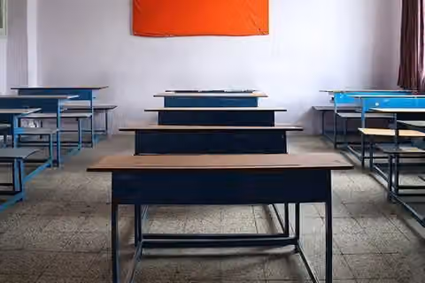با وجود ممنوعیت دریافت شهریه، مدارس دولتی از خانوادهها پول میگیرند