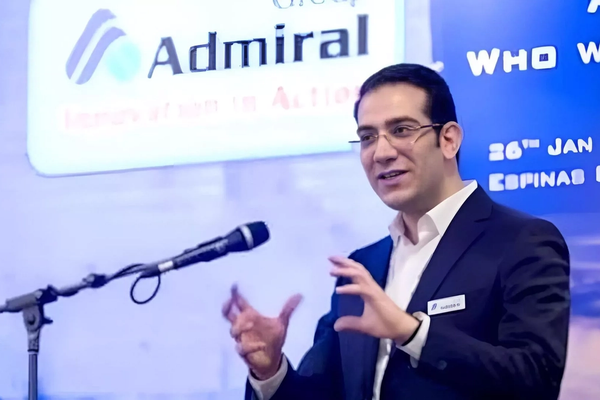 "بلومبرغ": ابن مسؤول إيراني كبير يلعب دورا رئيسيا في بيع الأسلحة الإيرانية لروسيا