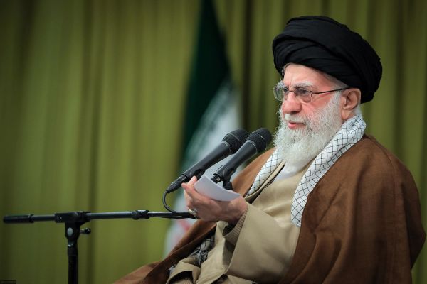 مجلة “ذا سبكتيتور”: طهران تسعى لكسب الوقت في المفاوضات لإعادة التسلّح وتنظيم صفوفها