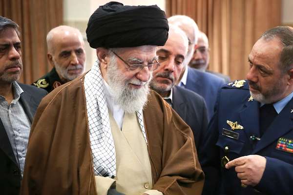 خامنئي يتحدى ضغوط ترامب.. لكن هل سيصمد للنهاية؟
