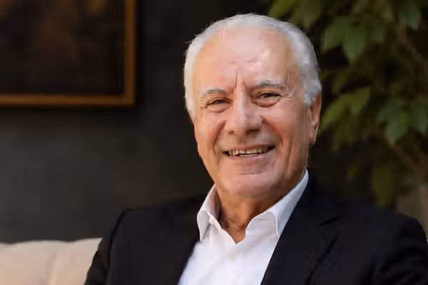 علی احمدی، معلم ۷۱ ساله بیمار، در زندان شیراز همچنان بلاتکلیف است