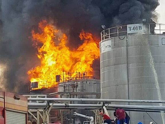 آتشسوزی در مخازن قیر پالایشگاه نفت آفتاب بندرعباس؛ هشت نفر از عوامل اطفاء حریق مصدوم شدند