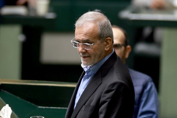 بعدما نكث وعوده.."الإصلاحيون" يهاجمون الرئيس الإيراني ويطالبونه بالشفافية وإنهاء التمييز