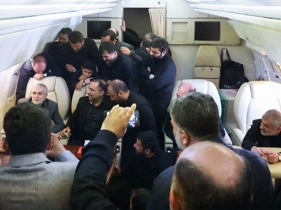 روضهخوانی مداحان در هواپیمای حامل جسد رئیسی