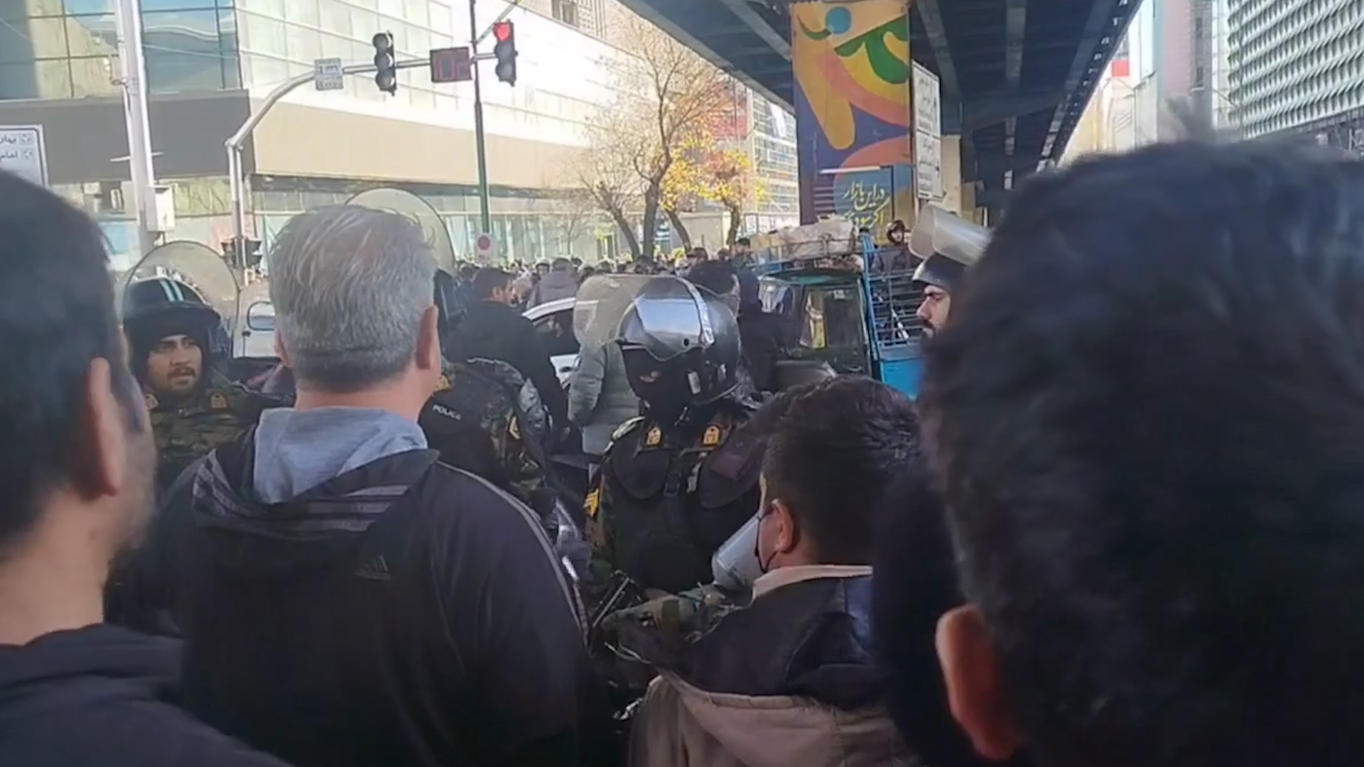 قوات الأمن الإيرانية تهاجم التجار المحتجّين في طهران بالغاز المسيل للدموع