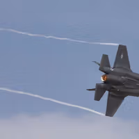 روسیه جنگنده پنهانکار سوخو اسیو-۵۷ایی را در نمایشگاه دبی رونمایی کرد