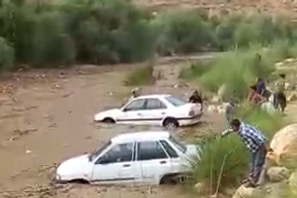 مصرع ما لا يقل عن 21 شخصا جراء فيضانات في 3 مدن بمحافظة فارس جنوبي إيران