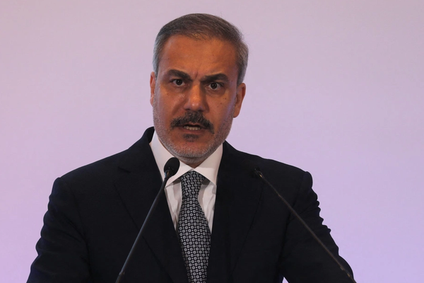 وزير خارجية تركيا: طهران ستتعلم مما حدث في سوريا.. والإعلام الإيراني: "ثرثرة"