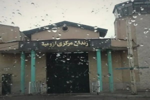 في ظل الإعلان عن مقاطعة شعبية متزايدة .. اعتقال 50 شخصا بإيران لدعوتهم إلى عدم الانتخاب