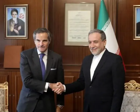 عباس عراقچی، وزیر امور خارجه جمهوری اسلامی، و رافائل گروسی، مدیرکل آژانس بینالمللی انرژی اتمی. تهران، ۲۴ آبان ۱۴۰۳