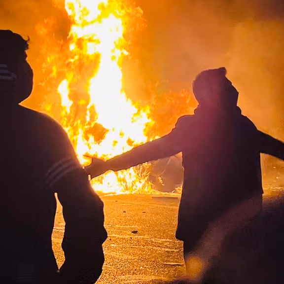 پیام مخاطب: در یزد با حکومت نظامی بسیاری از بازاریان مغازهها را باز نکردهاند