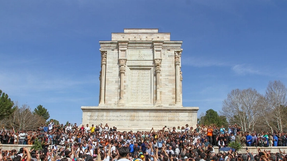یکروز پس از شعارهای ضدحکومتی؛ مجموعه آرامگاه فردوسی در روزهای ۲۰ و ۲۱ ماه رمضان تعطیل شد