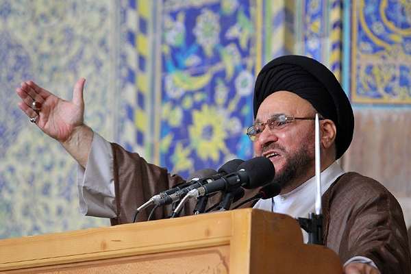 ممثل المرشد الإيراني يصف دخول النساء إلى الملاعب بـ"خدعة الأعداء لتقويض العقائد"