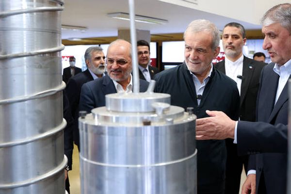 "نيويورك تايمز": النظام الإيراني يجيد إطالة أمد المفاوضات النووية ويختبر صبر ترامب