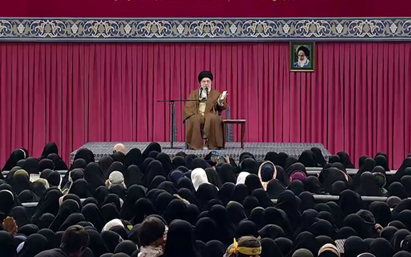 علی خامنهای: اگر کسی بگوید فرزندآوری لازم است مسخره میکنند