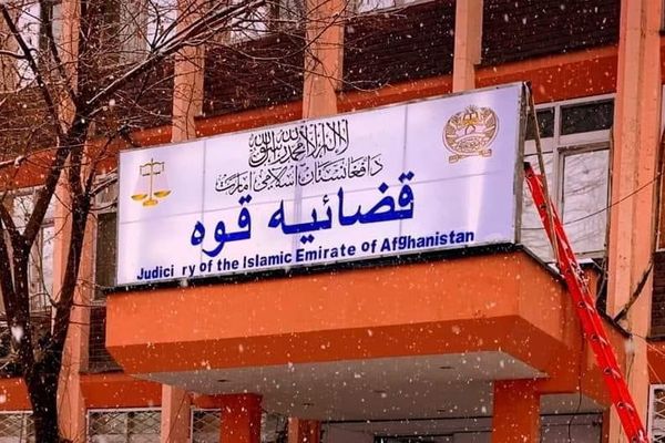 الباشتو والإنجليزية فقط.. "طالبان" تزيل اللغة الفارسية من لافتة المحكمة العليا