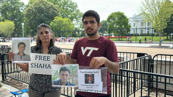 خانواده شهاب دلیلی در اعتراض به پیگیری نکردن وضعیت این زندانی مقابل کاخ سفید تحصن کردند