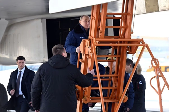 تلویزیون دولتی روسیه فیلمی از پرواز پوتین را با یک بمبافکن با قابلیت هستهای نشان داد