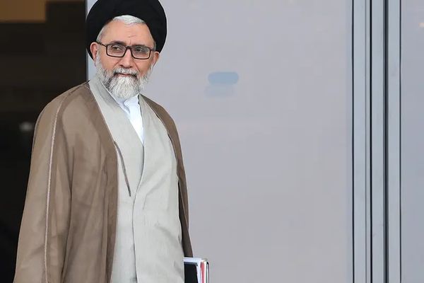 الاستخبارات الإيرانية تهدد مرشحي الانتخابات الرئاسية.. والرقابة: الدعوة للمقاطعة "جريمة"