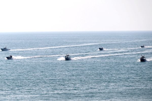 البحرية الأميركية والبريطانية تردان على مضايقة الحرس الثوري الإيراني لسفينة في مضيق هرمز