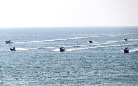 پاسخ نیروی دریایی آمریکا و بریتانیا به مزاحمت قایقهای سپاه برای یک کشتی در تنگه هرمز