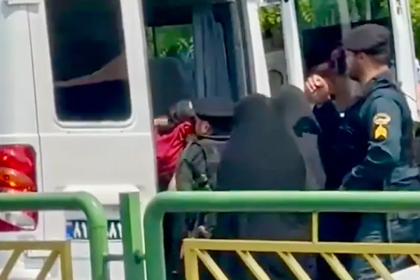 العفو الدولية: تصاعد عنف الشرطة ضد الإيرانيات وإجراءات النظام بشأن الحجاب "حرب ضد النساء"