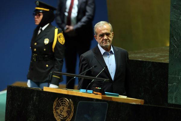 صحيفة المرشد إلى الرئيس بزشكيان بعد تصريحاته في نيويورك: "احذر مما تقول"