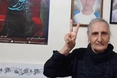 ماموران امنیتی با اعمال محدودیت بر گوهر عشقی تماس و خروجش از خانه را ممنوع کردهاند