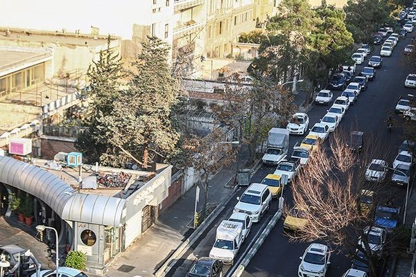 معهد واشنطن: توقعات بفرض عقوبات على واردات البنزين إلى إيران
