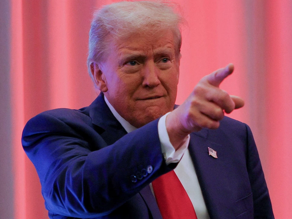 ترامب: يجب وقف جميع مشتريات النفط الإيراني والمنتجات البتروكيماوية على الفور