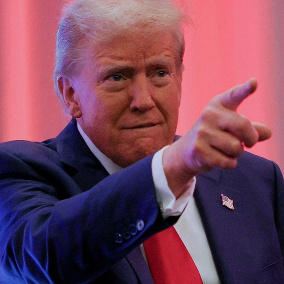 دونالد ترامپ: خرید نفت و محصولات پتروشیمی از ایران کلا باید متوقف شود