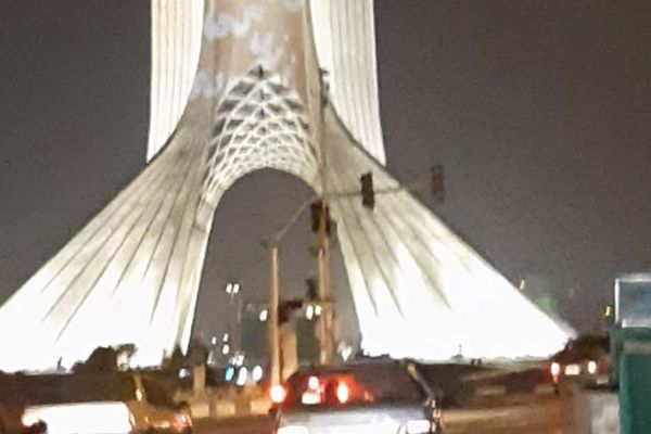 شعارات مناهضة للنظام في طهران وكرج وإضاءة برجي آزادي وبلاسكو بشعار "المرأة الحياة الحرية"