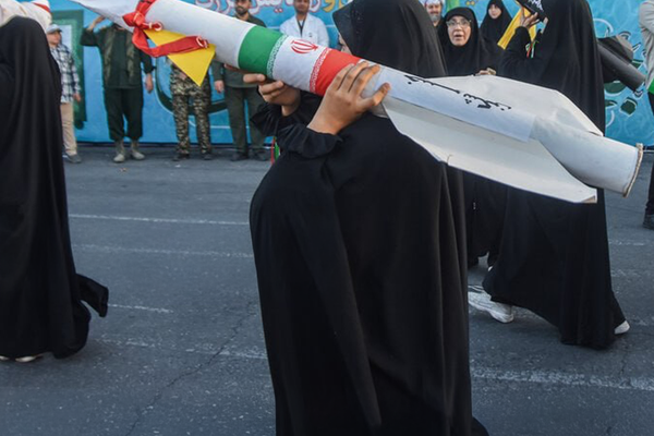 "فايننشال تايمز": النظام الإيراني يدرس خيارات لضرب أهداف عسكرية أميركية في أوروبا