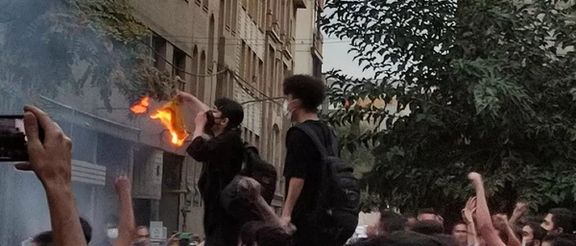 خواهر نیکا شاکرمی تصویری از او در حال سوزاندن روسری در جریان خیزش انقلابی را منتشر کرد