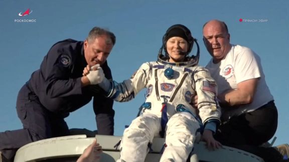 کپسول سایوز با موفقیت فرود آمد؛ ۳ فضانورد بعد از ماهها به زمین بازگشتند