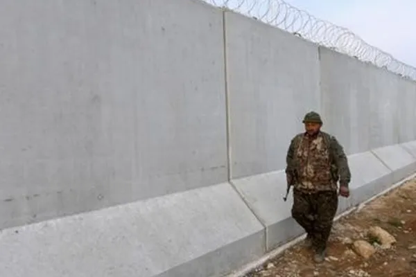 اورشلیمپست: دیوار مرزی عراق با سوریه میتواند مسیر نفوذ نیابتیهای تهران را محدود کند