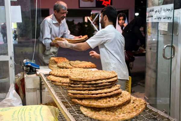 مع تفاقم الأزمة الاقتصادية.. تضاعف أسعار الخبز في مخابز إيران
