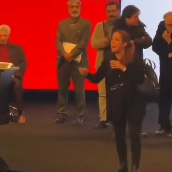 Zeynab Kazempour, who removed her headscarf during the annual assembly of Tehran Construction Engineering Organization on February 17, 2023