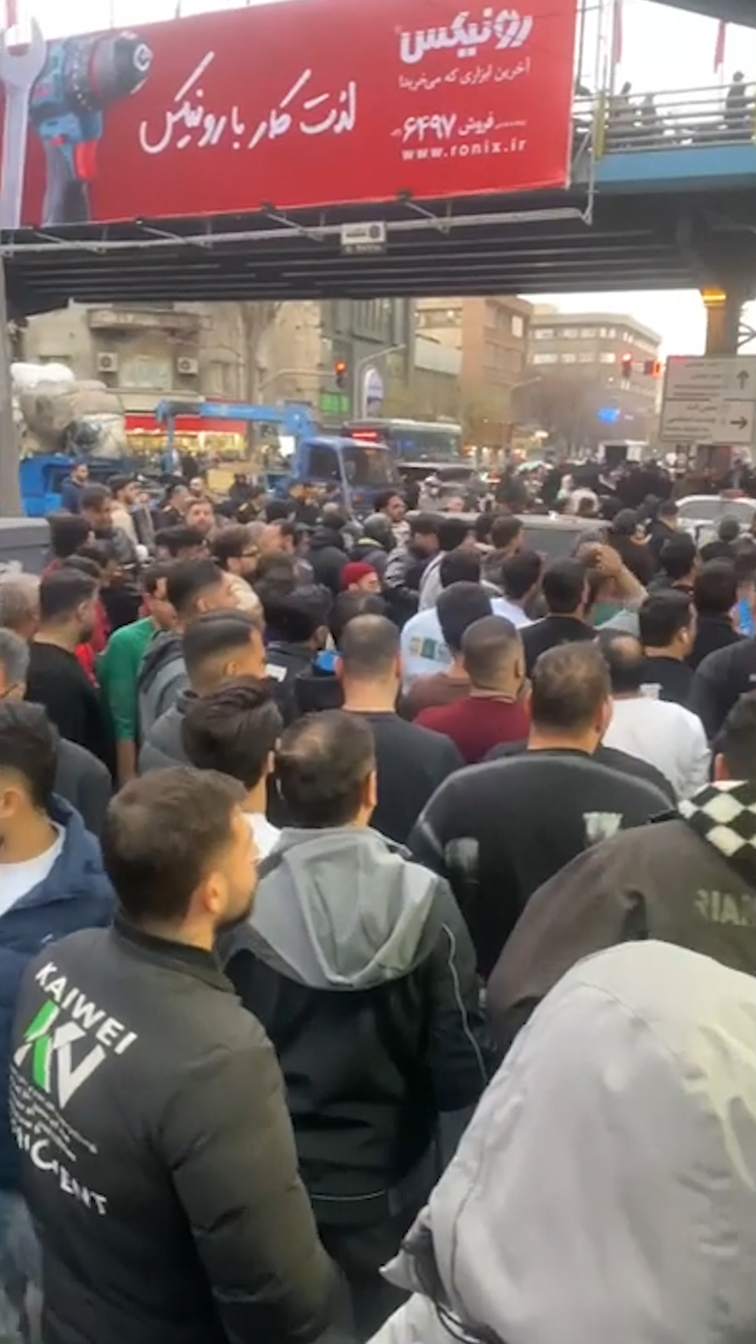 کسبه پاساژ علاءالدین در واکنش به جهش قیمت ارز دست به اعتراض زدند 