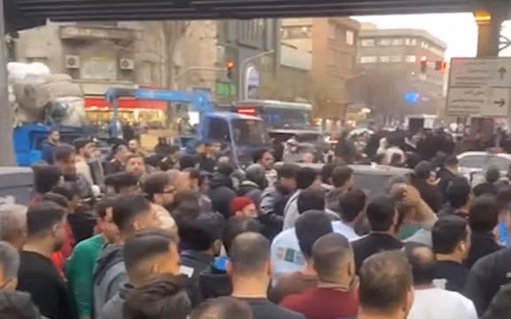 کسبه پاساژ علاءالدین و چهارسو در واکنش به جهش قیمت ارز دست به اعتراض زدند