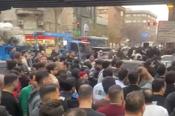 کسبه پاساژ علاءالدین در واکنش به جهش قیمت ارز دست به اعتراض زدند