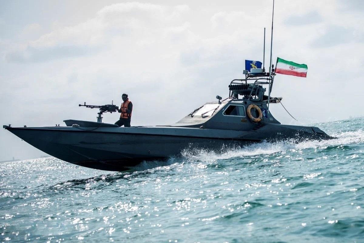 سپاه پاسداران: با شناورهای نظامی که به تنگه هرمز نزدیک شوند برخورد می‌کنیم